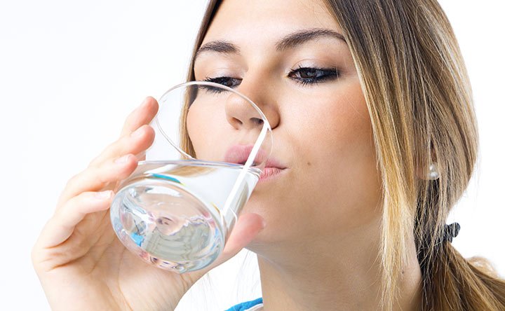 Bere un bicchiere di acqua in più potrebbe aiutare a perdere peso