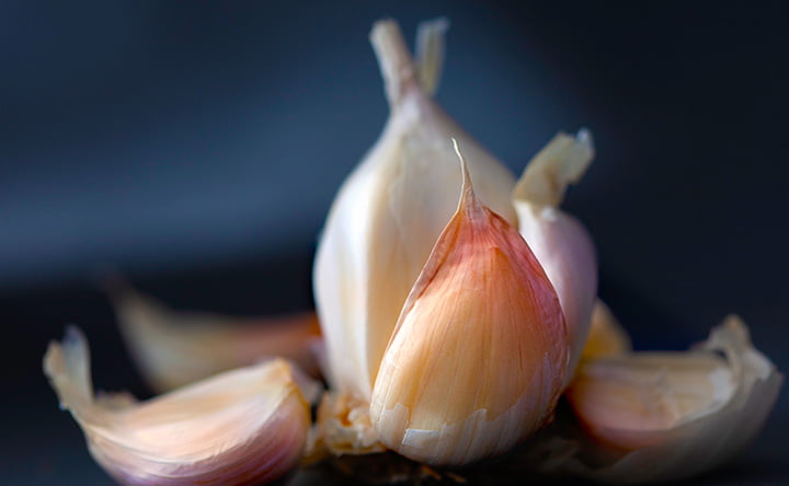 I 7 trucchi per massimizzare i benefici dell’aglio in cucina